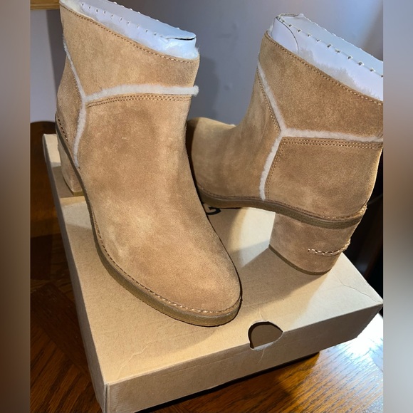 UGG ~ Kasen II Suede Boots (# 1095049) in Chestnut - Picture 7 of 15